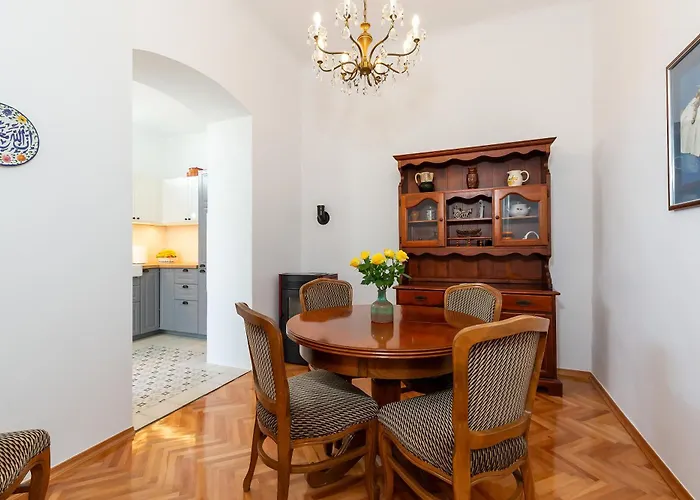 Regina Old Town Apartment 2Br Terrace & Parking Apartman