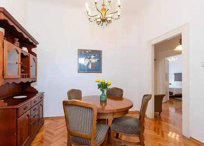 Regina Old Town Apartment 2Br Terrace & Parking Apartman