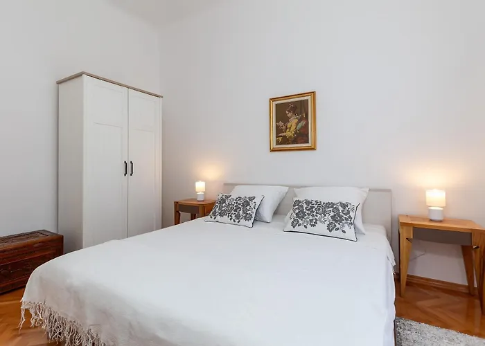 Regina Old Town Apartment 2Br Terrace & Parking Apartman